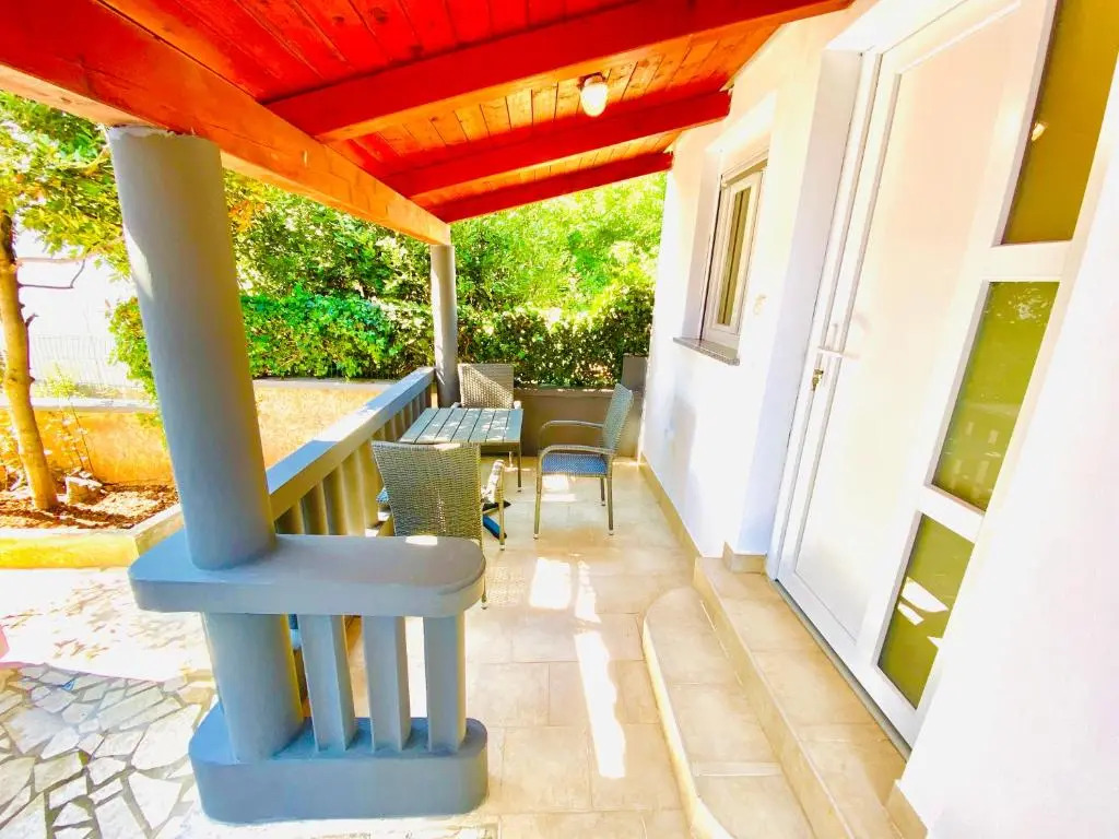 LOKY - sunny studio house 150m from sea with pool
