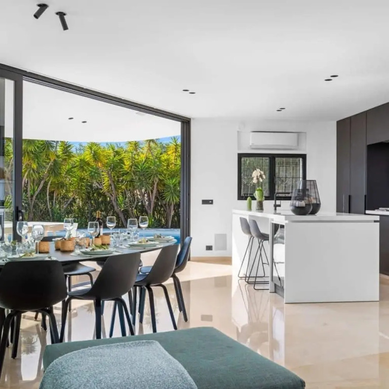 Huswell - Relax in luxury at this stunning seaside Villa