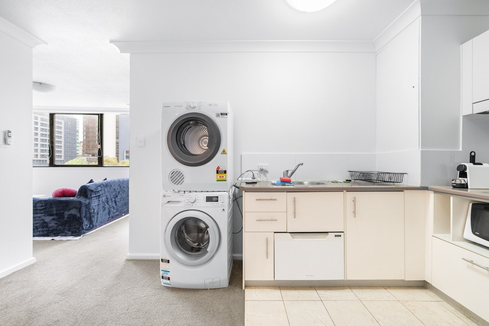 Bright Inner-city Stay Near Roma Street