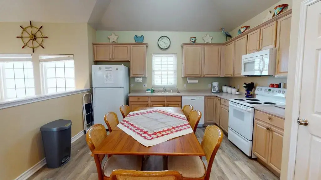 FH4 Charming 3 Bedroom Condo, Near Beach, Shared Pool