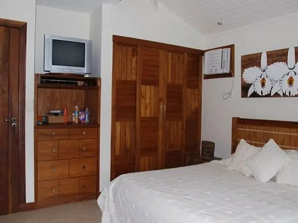 Casa 4 suites a 200m da Rua das Pedras