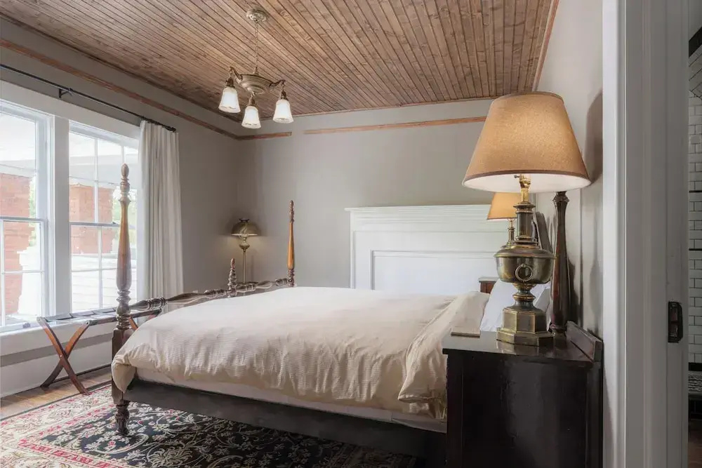 The NuWray Hotel & Carriage House
