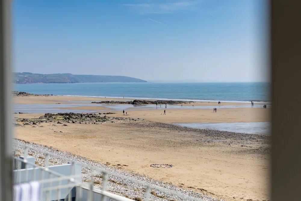 9 Strandways - Sea Views Parking Beach Access
