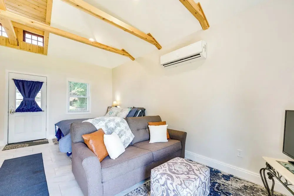 Serene Riverfront St. Clair Studio: Walk to Dtwn!
