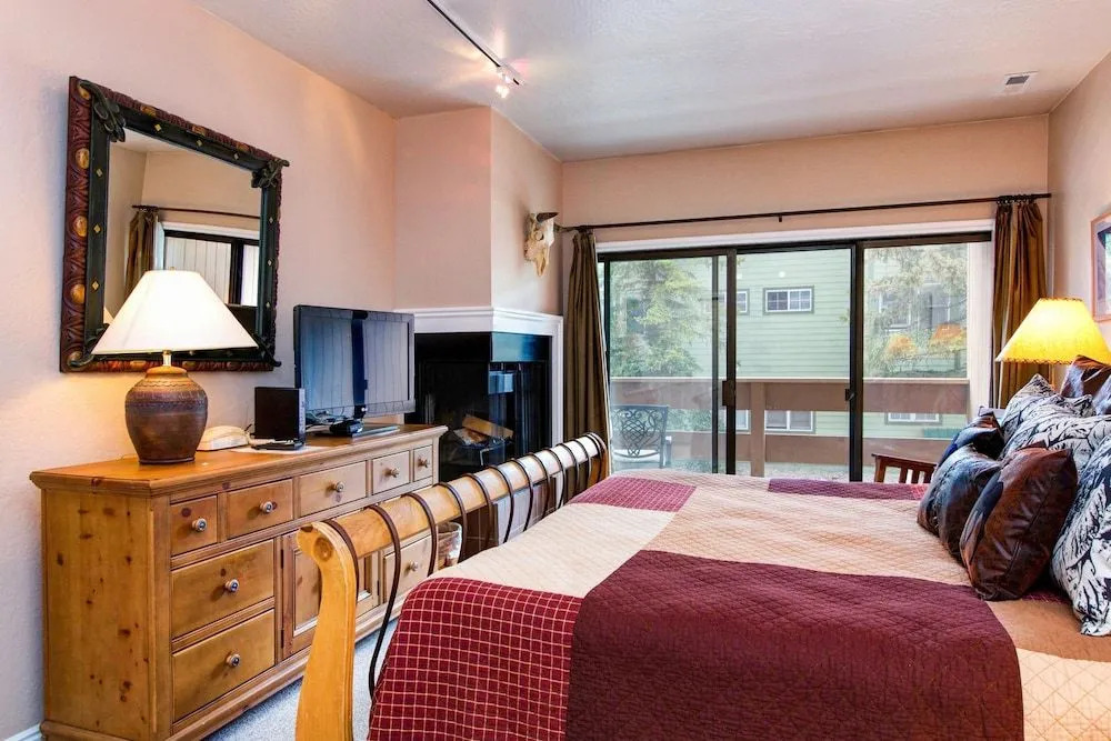 3BR 2BA Cozy Park City Condo by RedAwning