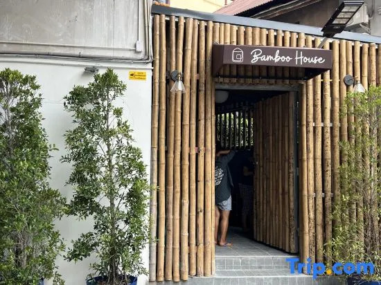 Private Full-Floor Spacious 5 Bedrooms in China Town