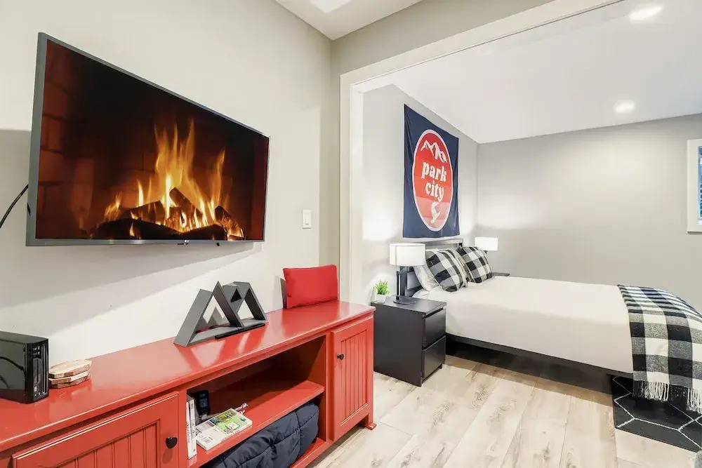 Mountain Luxury In Old Town Spa - Walk To Main 440 3 Bedroom Home