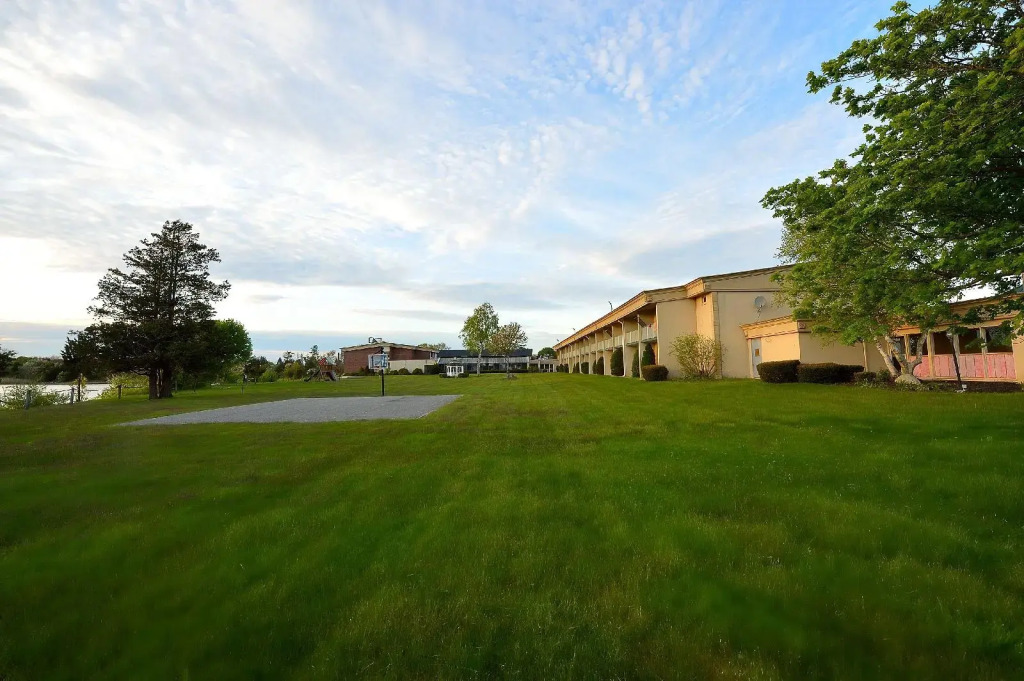 Riverview Inn & Suites