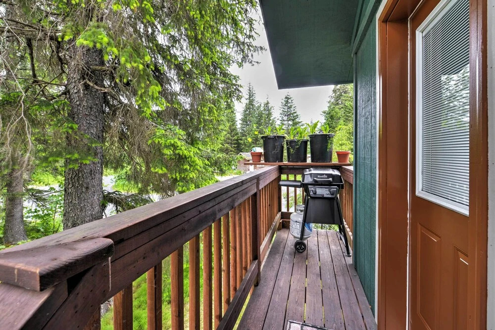 Seward Studio w/ Deck, Outdoor Dining & Mtn Views!