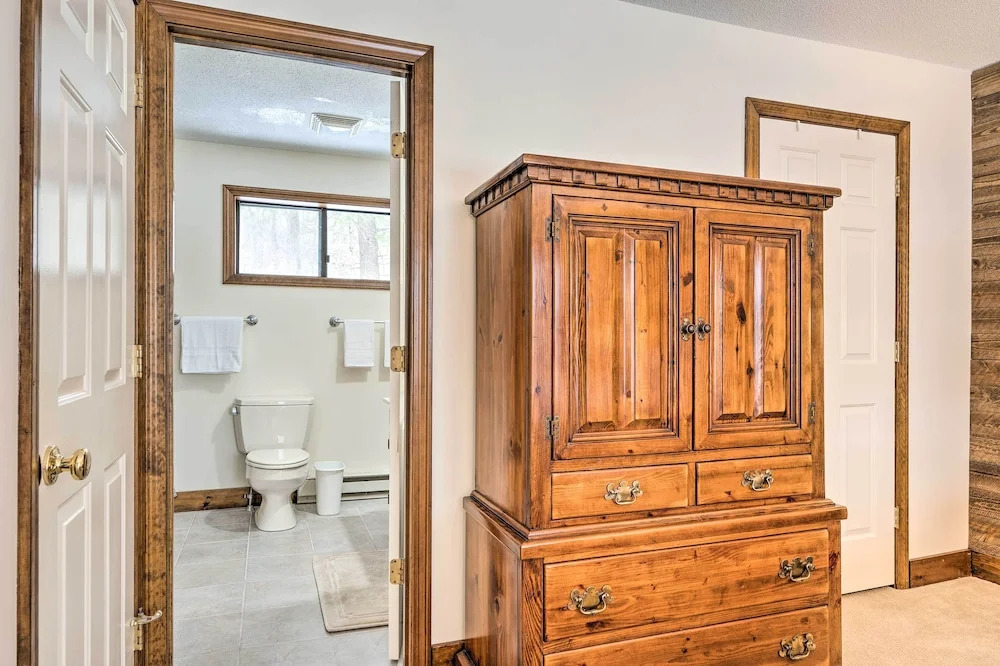 Hartford Escape w/ Fire Pit ~ 3 Mi to Ski & Golf