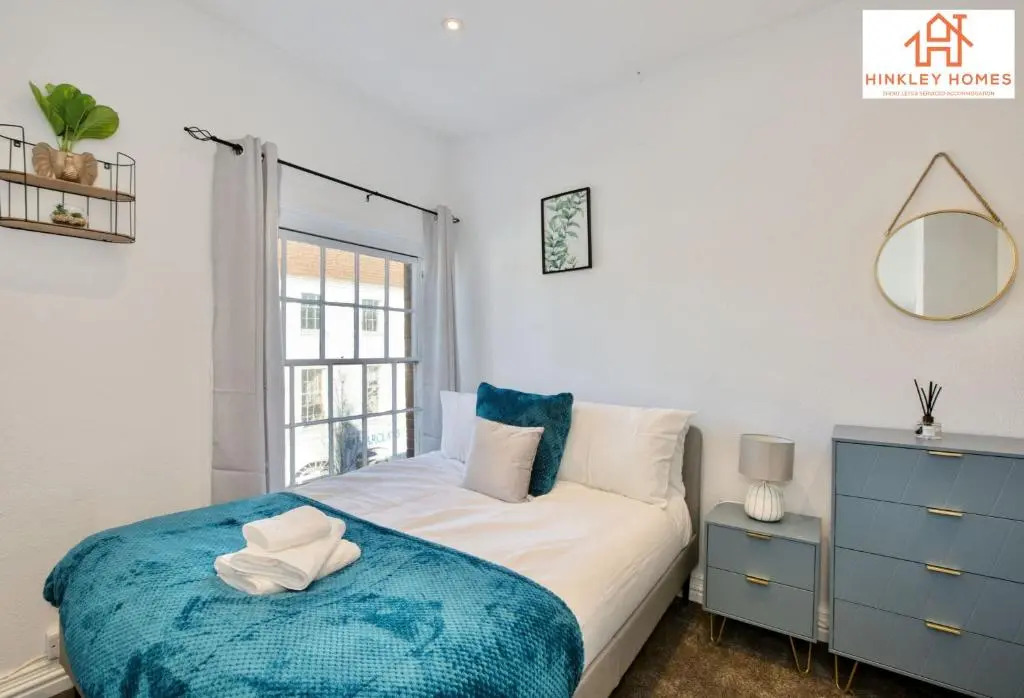 The Highstreet Retreat - Luxurious, Central & Spacious! By Hinkley Homes Short Lets & Serviced Accommodation