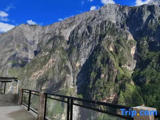 Jijing Xilu Bieyuan｜Starry Canyon Homestay(Hutiaoxia Branch)