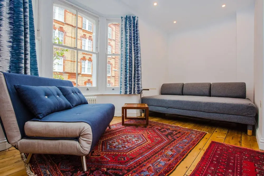 Spacious 1 Bedroom Apartment with Balcony Close to Tube