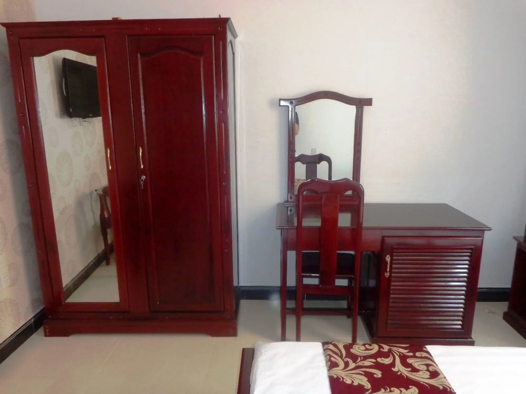 Thi Long Phụng Hotel