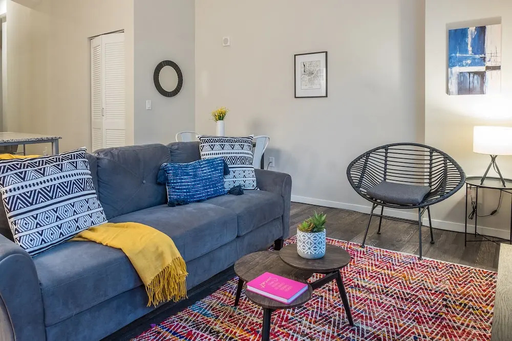 1 BR & 2 BR Apt in Central Business District by Frontdesk