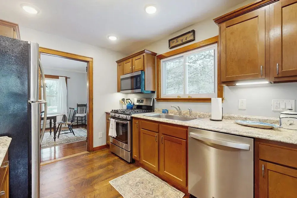 2 Mins to Lake Park, Beach & Town! Cozy Cottage