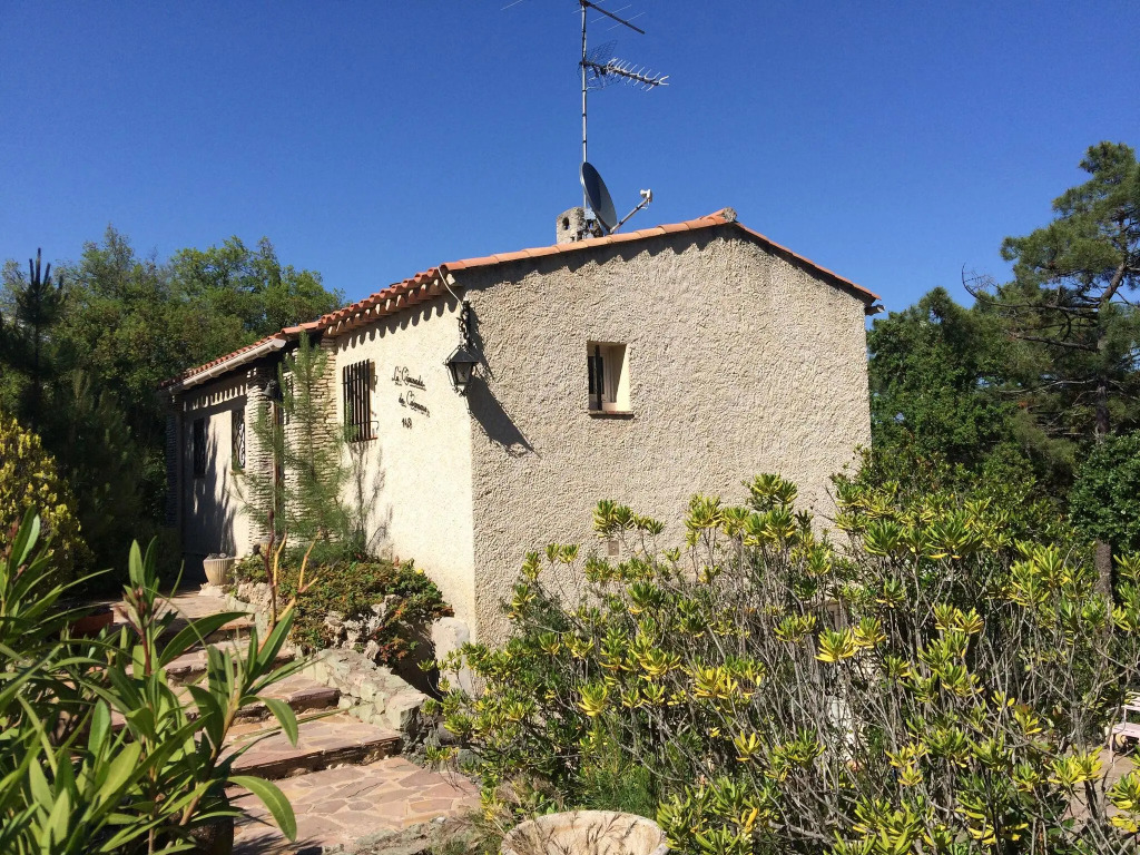 Charming holiday home, on a secured private domain with large swimming pool
