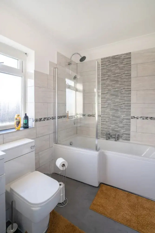 Stylish 3 Bed House-free Parking