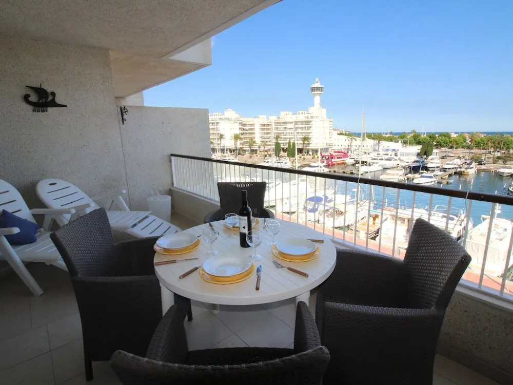 Bright Apartment With Lift and View of the Harbor and the sea for 3 People