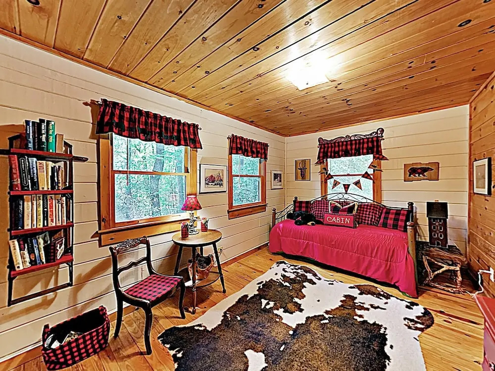 New Listing! Mountain Laurel Lodge W/ Hot Tub 5 Bedroom Home