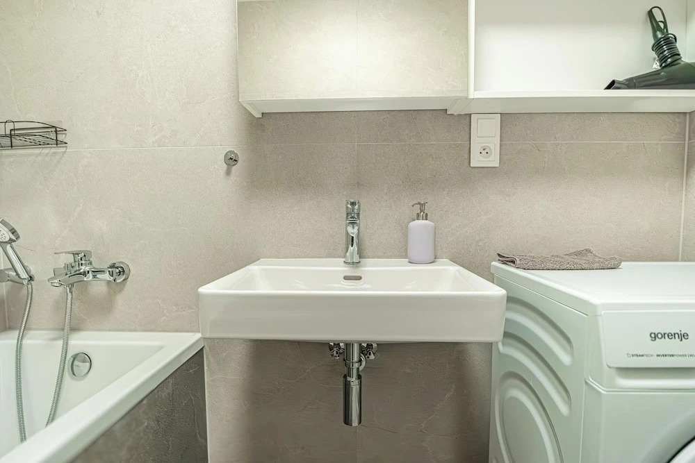 1BR Apartment Near Airport with Parking