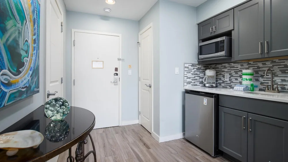 Luau I 7402/7404 - Flr14 - 3BR 3BA - "hurry Sundown"