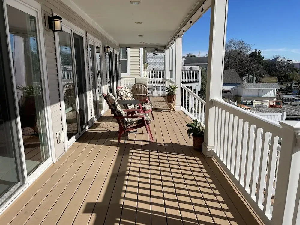 Big Waterfront House W/ Amazing View And Swim Deck 3 Bedroom Home