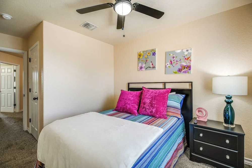 San Antonio Townhome ~ 2 Mi to Aquarium!