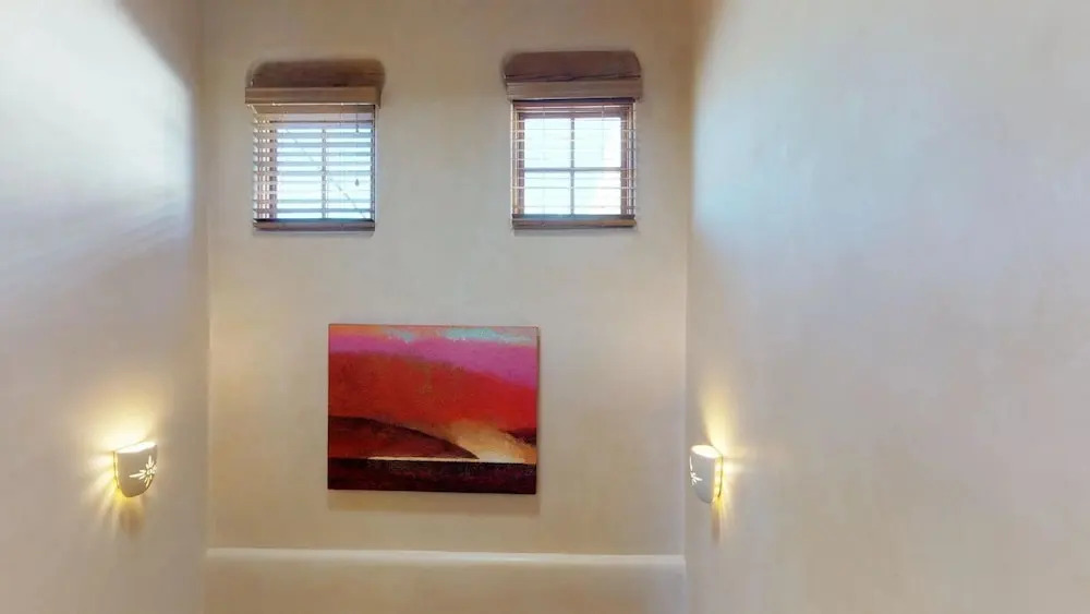 Art Haven - Stylish Southwestern Comfort, Walk to The Plaza