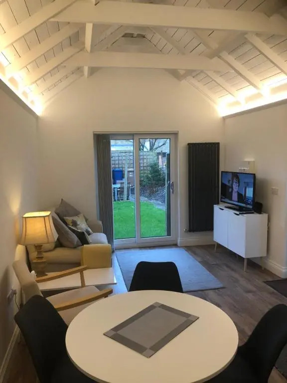 Unique One Bed Contemporary Bungalow Town Centre