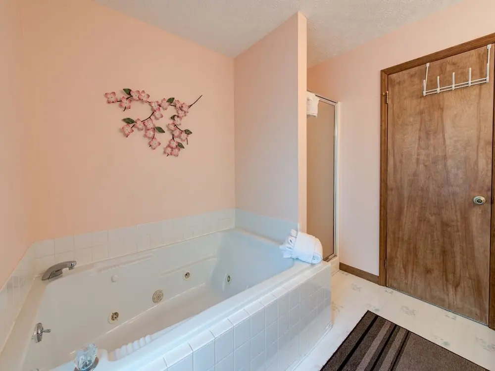 Above and Beyond 2 Bedroom with Hot Tub