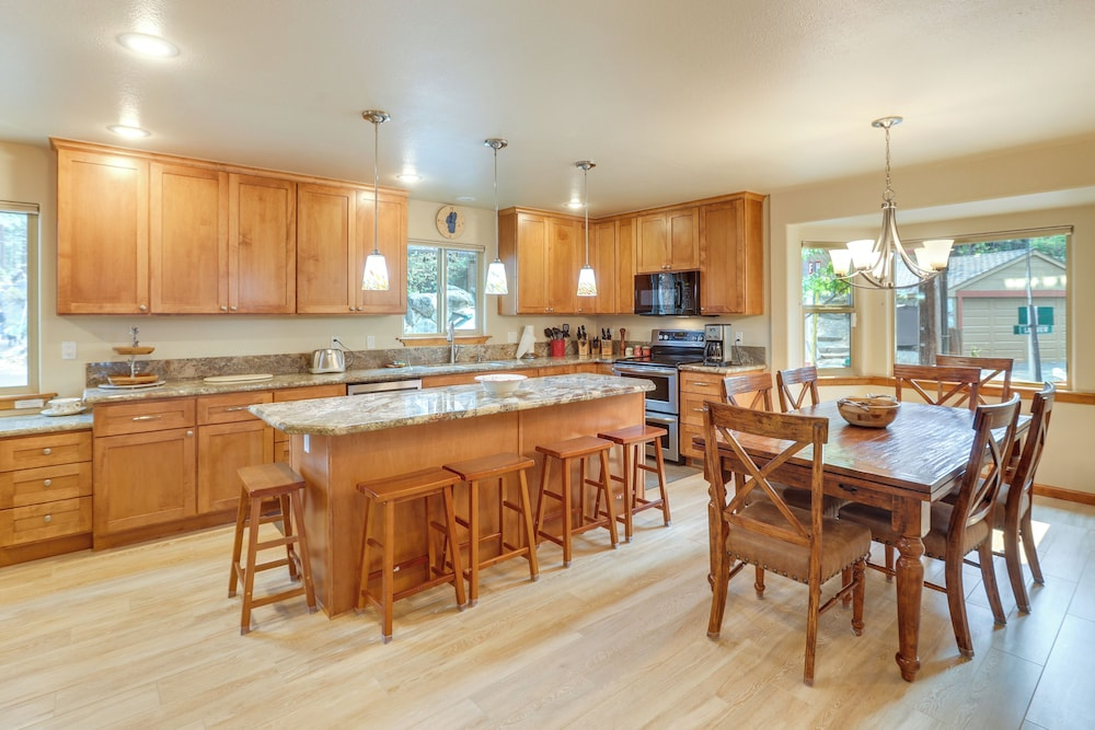 Deck & Beach Access: Lake Tahoe Shoreside Retreat!