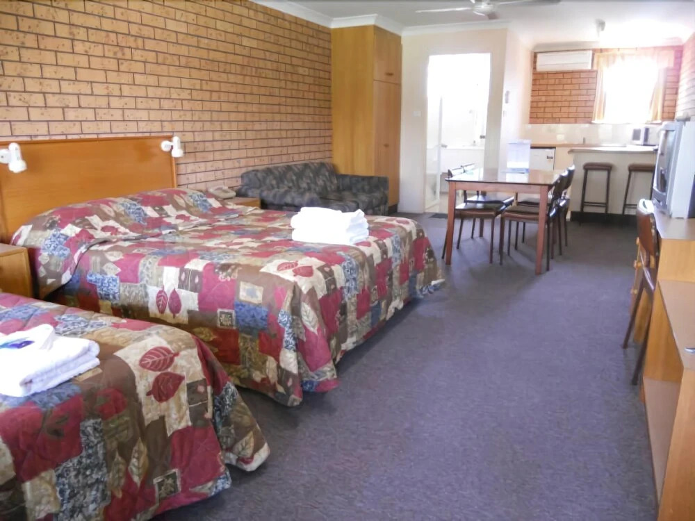 Hive Hotel, Moruya