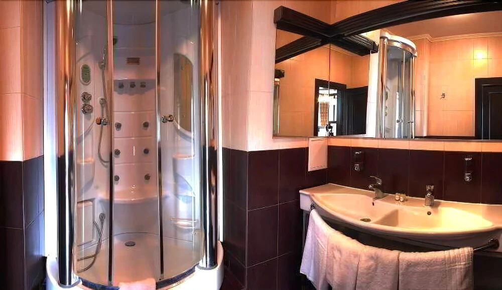 Attache Hotel