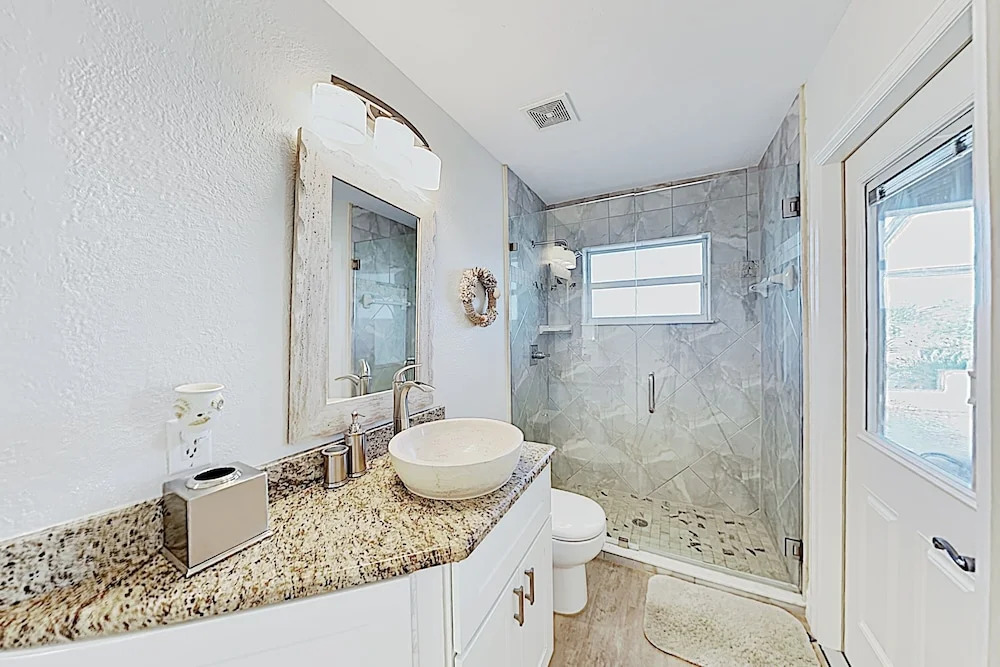 Upscale Canal-side W/ Lanai, Pool & Hot Tub! 3 Bedroom Home