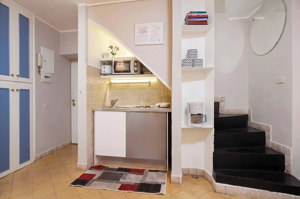 Renoir Small Loft on Giulia Street