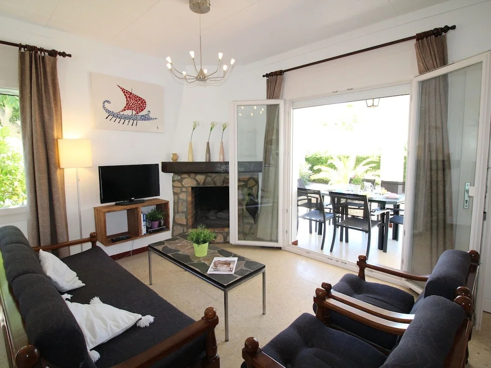 House With Outdoor Studio in Quiet Sector of Empuriabrava