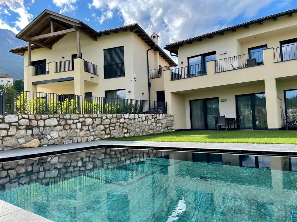 Weingut Gasshof- Panorama Pool in den Weinbergen