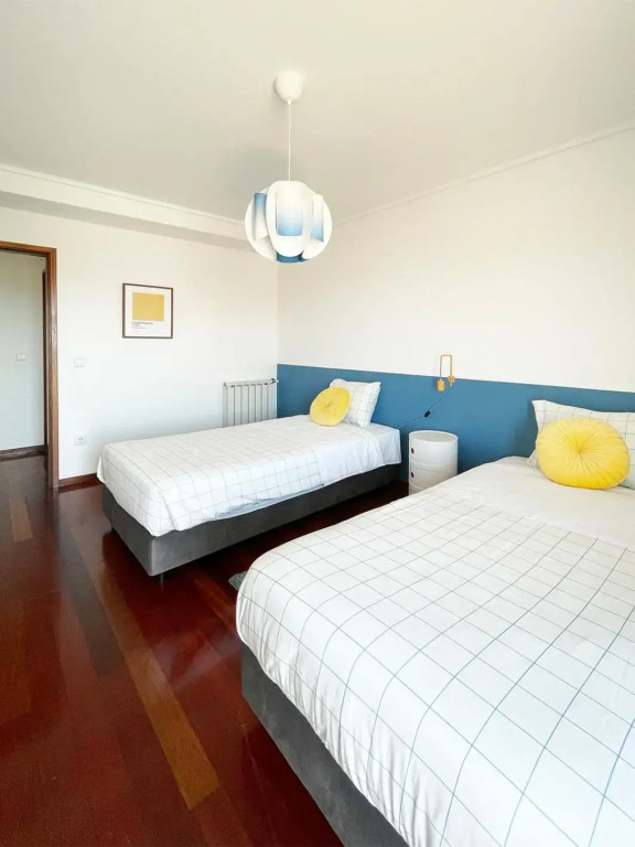 Yellow House Aveiro Free Netflix and garage