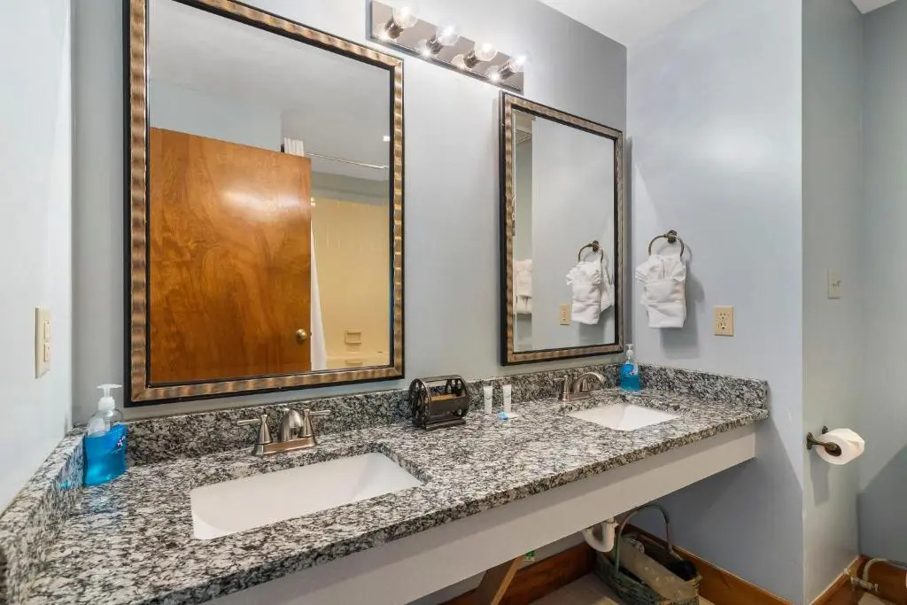 2 bdr Suite Right on Lake Tablerock Near Big Cedar Lodge Red Bud Cove