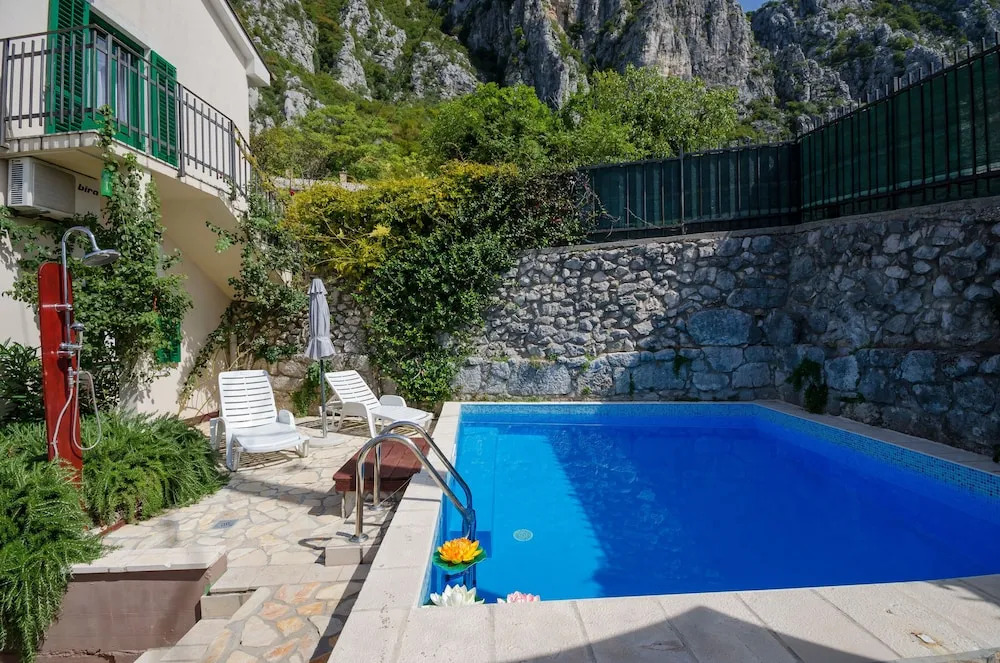 VILLA BARETIC