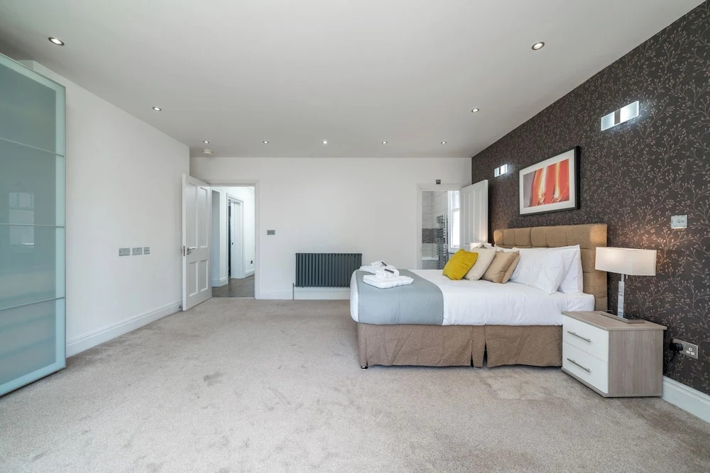 Madika Homes Luxe Apartment in Mill Hill