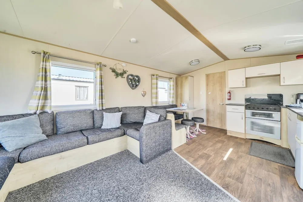 Sleeps 8 - Communal Spa Access - Parking