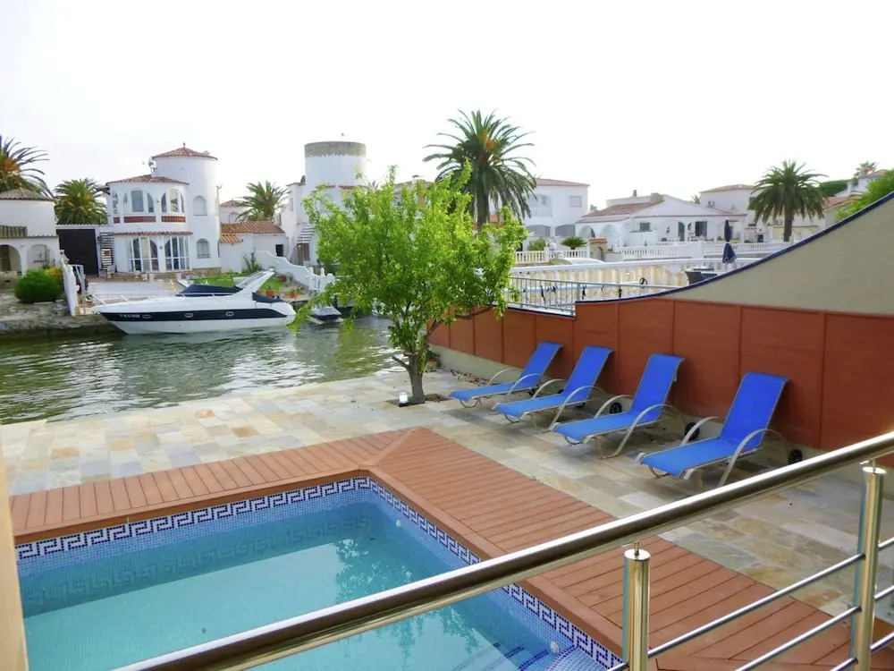 4 bedroom villa with pool in the channel of Empuriabrava