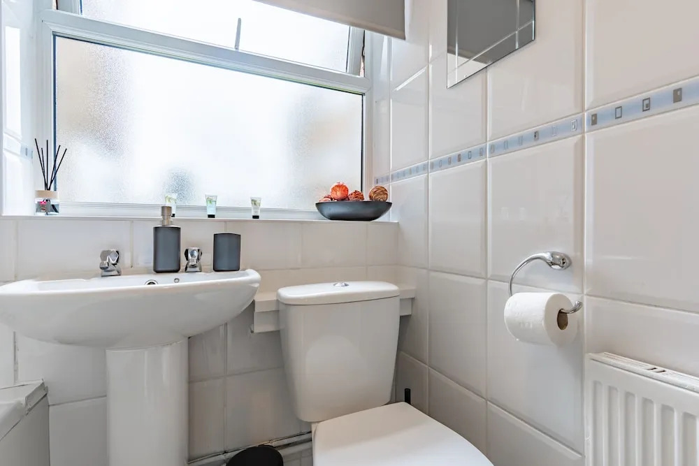 1bed-sleeps2-parking-nearcitycentre-jlr-nec