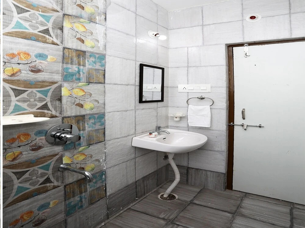 OYO 10066 Home Modern 3BHK Gulab Bagh