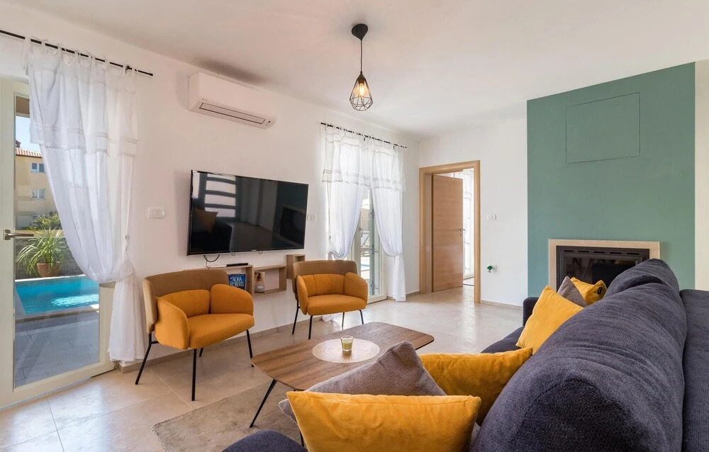 Gorgeous Home In Peroj