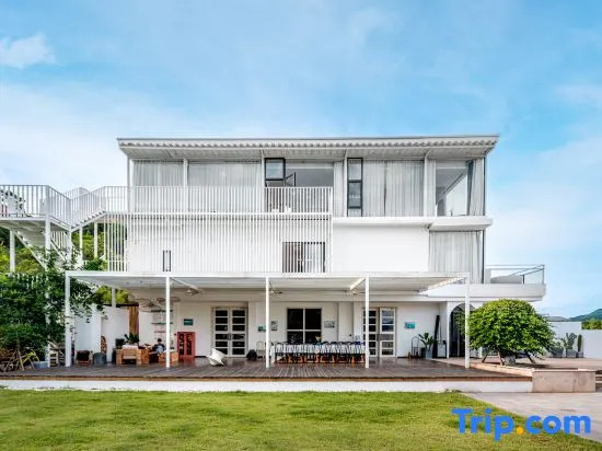 The mountain and the water embrace the Pleasant Bay Homestay