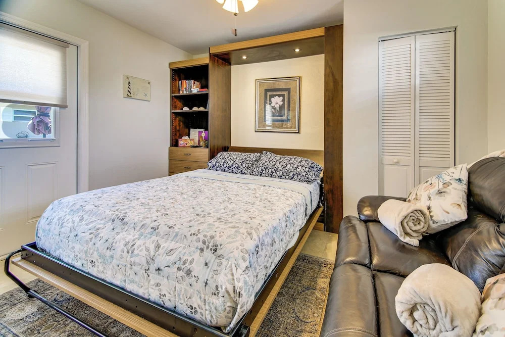 1 Mi to Vanderbilt Beach! Walkable Couples Haven