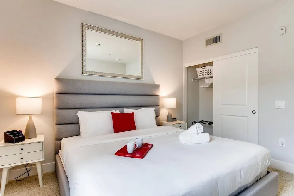 Amazing San Diego 2BR/2.5 Bath With Free Parking! (FV5)